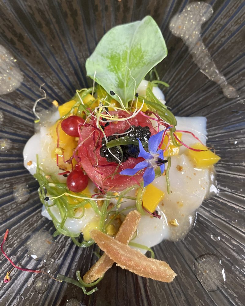 Assiette dressée de chef, fleurs comestibles