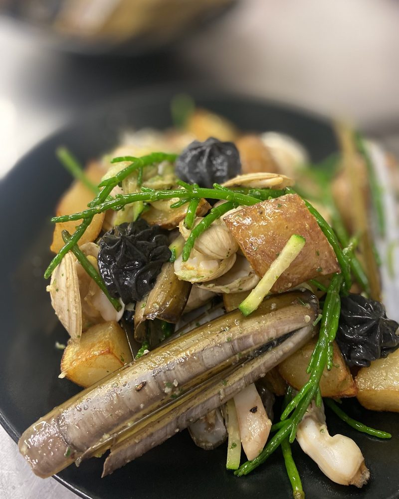 Couteaux et coquillages poêlés, salicorne