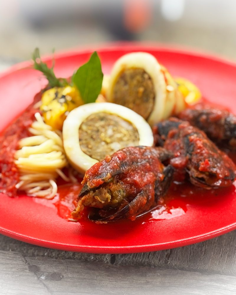 Encornets et moules farcis, sauce tomate